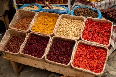 Çiftçi pazarında fındık ve kurutulmuş meyve çeşitleri. Üst görünüm.