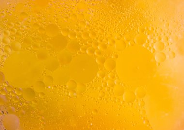 Güzel bir kozmetik arka plan. Altın sarısı soyut yağ kabarcıkları ya da yüz serumu arka planı. Yağ ve su kabarcıkları makro fotoğraf