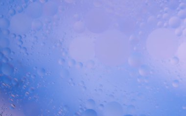 Suyun yüzeyinde güzel küçük yağ kabarcıkları. Reklam ürünleri için hassas yumuşak mavi arka plan. Boşluğu kopyala 