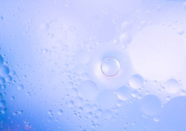 Suyun yüzeyinde güzel küçük yağ kabarcıkları. Reklam ürünleri için hassas kozmetik arka plan.