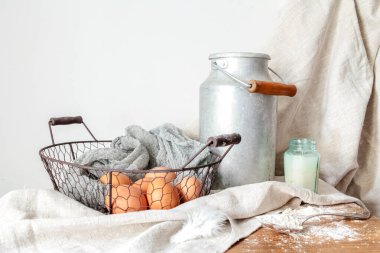 Taşra hayatı. Kumaş bir masa örtüsünde yumurta ve süt.. 