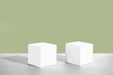 Geometrik şekilli kozmetik klor arka planı. İki beyaz çimento kübik podyum. Kozmetik ürünlerin tanıtımı için bir model. Boşluğu kopyala