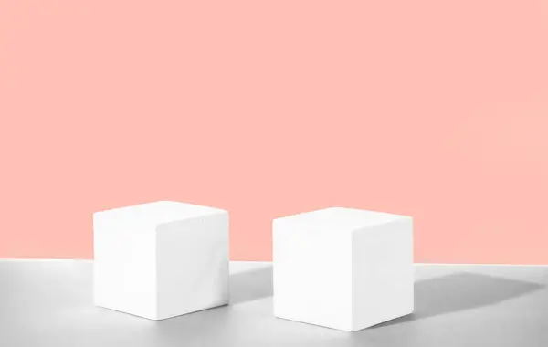 Cosmetische Poederachtige Achtergrond Met Geometrische Vormen Twee Witte Cement Kubieke — Stockfoto