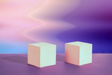 Geometrik şekilli parlak kozmetik menekşe gradyan. İki çimento kübik podyum. Kozmetik ürünlerinin tanıtımı için bir model.
