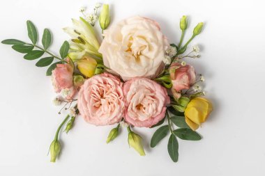 Yumuşak mavi arka planda pembe güllerin çiçek desenleri. Üst görünüm.