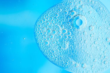 Mavi, organik sıvı bir forma sahip soyut bir görüntü. Işık eğimine karşı sayısız asılı kabarcıklar var. Serin tonlar ve yüzen kabarcıklar ferahlatıcı ve dingin bir etki yaratır