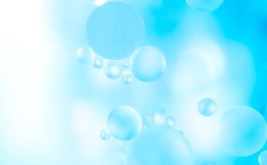 Mavi tonlarda odağını kaybetmiş. Güzel yağ baloncukları. Kozmetik ürünlerin reklamları için hassas bir arkaplan. 