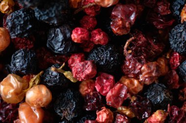 Yaban mersinleri, yaban mersinleri, canlı kırmızı, turuncu ve siyah renkli yaban mersinleri. Zengin dokular doğal detayları vurgular, kırsal ve organik bir görünüm yaratır.. 