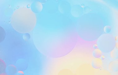 Mavi, mor ve beyaz tonlarında yüzen baloncukları olan narin mavi bir arka plan. Yaratıcı tasarımlar, modern sanat ve sağlıklı görseller için ideal.. 