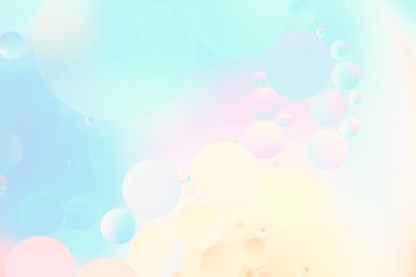 Mavi, mor ve beyaz tonlarında yüzen baloncukları olan narin mavi bir arka plan. Yaratıcı tasarımlar, modern sanat ve sağlıklı görseller için ideal.. 