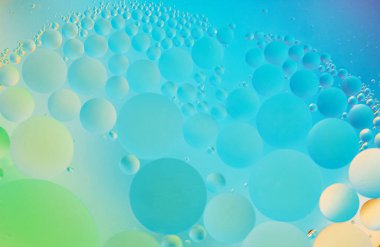 Mavi ve yeşilin canlı tonlarında yüzen kabarcıklarla dinamik soyut arka plan. Yaratıcı tasarımlar, modern sanat ve çevre temalı görseller için mükemmel.. 