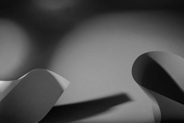 Kağıt kıvrımları ve gölgelerin minimalist siyah beyaz kompozisyonu dramatik ve zarif bir görsel etki yaratıyor. Sanatsal veya modern tasarımlar için ideal. 