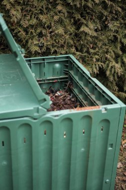 Çeşitli organik atıklarla dolu açık bir gübre kutusuna yakın plan. Organik tarım kavramı.