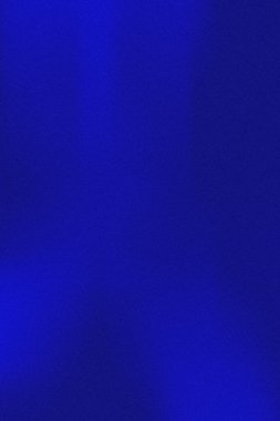 Koyu mavi çivit renginde parlak, soyut bir arkaplan. Renk farkı. Gürültü ve tahıllı doku derinlik ve doğallığın bir etkisini yaratır. Ombre efektli derece. 