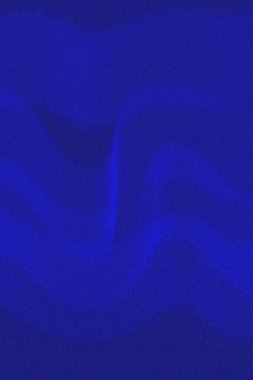 Pürüzsüz, parlak koyu mavi renkli soyut bir arkaplan. Gürültü ve tahıllı doku derinlik ve doğallığın bir etkisini yaratır. Ombre etkisi olan bir derece. Güzel çapraz dalgalar. 