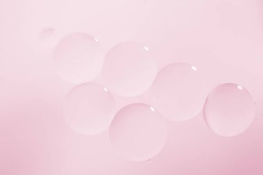  Yumuşak bir eğimde yüzen sayısız hava kabarcıkları ile zarif pembe bej soyut arka plan. Kozmetik ürünlerin reklamları, temizlik, temizlik, çamaşır ve duş için şablon.