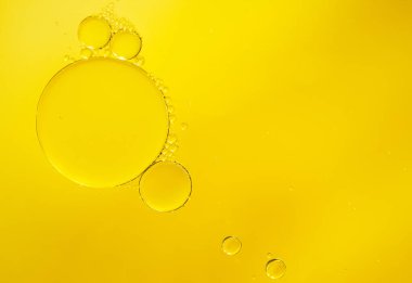 Güzel bir kozmetik arka plan. Altın turuncu, soyut yağ kabarcıkları ya da yüz serumu arka planı. Yağ ve su baloncukları makro fotoğraf. Boşluğu kopyala