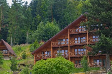 Büyüleyici ahşap kulübeler yemyeşil tepelerin arasına yerleşmiş. Ağaçlarla çevrili rahat kırsal alan huzurlu bir geri çekilme yaratır. Çevre turizmi, doğa seyahati ve tatil temaları için mükemmel. 