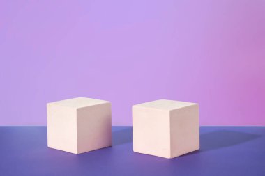 Geometrik şekilli kozmetik menekşe eğimli arka plan. İki çimento kübik podyum. Kozmetik ürünlerin tanıtımı için bir model. Boşluğu kopyala