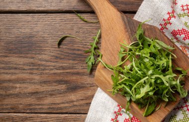 Yaprakların yakın çekimi ahşap bir tahta. Yukarıdan görüntüle 