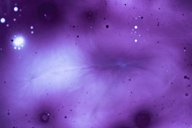 Yumuşak mor mürekkep ve dağınık ışık kabarcıklarıyla rüya gibi bir makro doku. Sıvı dinamiğini ve doğal akışı yakalar. Geleceksel tasarım 