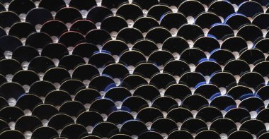 Makro desenli kumaş pulları. Pırıl pırıl parlayan siyah pullar ve görünür çizikler. Moda geçmişi veya tasarımları için derin çelişkili desen