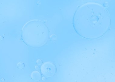 Suda yüzen şeffaf yağ kabarcıkları olan soyut açık mavi arkaplan. Asgari sağlık ya da kaplıca kavramı. 