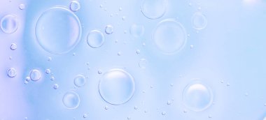 Açık Mavi Makro Sıvı Baloncuklar. Yumuşak eğimli ve şeffaf dokuları olan açık mavi sıvı baloncukların makro fotoğrafı. 