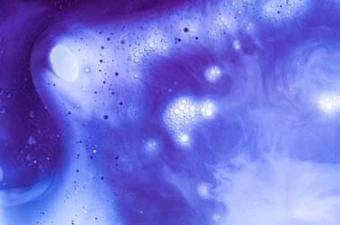 Mor sıvı ve baloncuklardan oluşan soyut makro çekim rüya gibi ve sanatsal doku yaratıyor