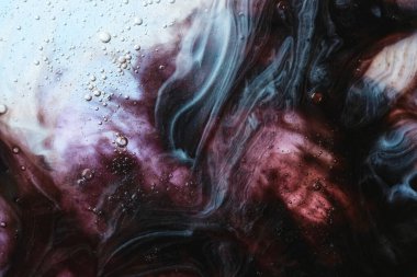 Mikro baloncuk desenli koyu mor girdap. Koyu, bol sıvı karışımlı, beyaz ve pembe renkli ve havadar yağ kabarcıkları.. 