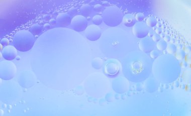 Mavi ve menekşe soyut makro yağ damlaları pürüzsüz ışıklandırma ve küresel şekillerle suya düşer. Arkaplan ve tasarım için en düşük rüya dokusu. 