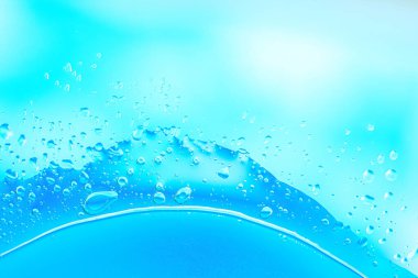 Küçük kabarcıklı yumuşak mavi eğimli sıvı yüzey 