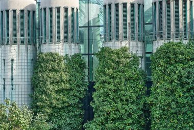 Varşova, Polonya, 26 Ağustos 2025 Varşova Üniversitesi Mimari görüşü, modern cam çatı ve yeşillik kaplı karakteristik havalandırma kulelerini gösteriyor.. 