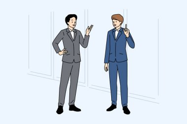 Modern bir ofiste, takım elbiseli iki işadamı iş stratejisi ve büyüme konusunda yenilikçi fikirleri tartışıyor