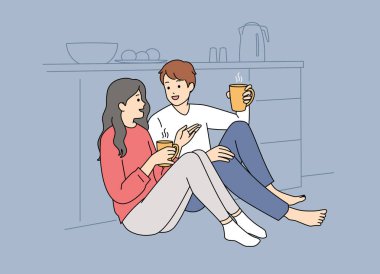 Sıcak içeceklerden ve kahkahalardan zevk alan bir çift, samimi, davetkar bir mutfakta, birbirlerinin tadını çıkarıyorlar.