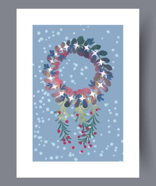 Canlı yapraklar, ışıklar ve narin kar taneleriyle çevrili neşeli bir kış çelengi.