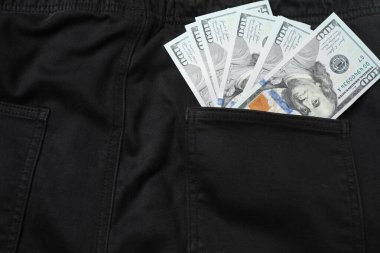 Kot pantolonun cebinde bir dolar