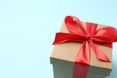 Beyaz arka planda kırmızı kurdeleli Noel hediyesi..