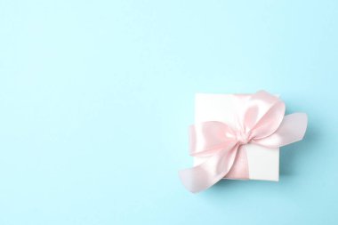 Pembe arka planda hediye kutusu ve kurdele