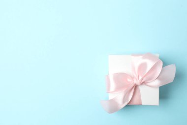 Açık mavi arka planda hediyeli güzel pembe kurdele..