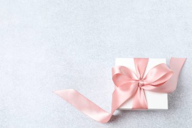 hediye kutusu ve şerit