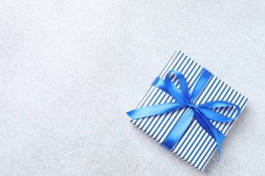 Noel hediyesi kutusunda beyaz masa var.