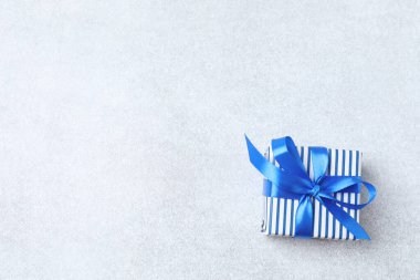 El işi kağıdına sarılı bir hediye kutusu. mavi hediye kutusu.