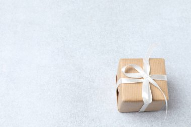 Kurdeleli hediye kutusu