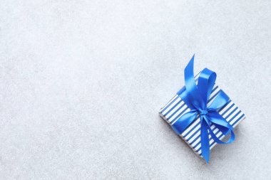hediye kutuları ve beyaz arka planda beyaz kurdeleli mavi kurdele, üst görünüm
