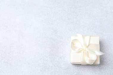 Noel hediyesi beyaz zemin üzerine.