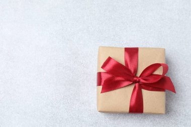 Kahverengi kağıt sarılmış hediye kutusu.