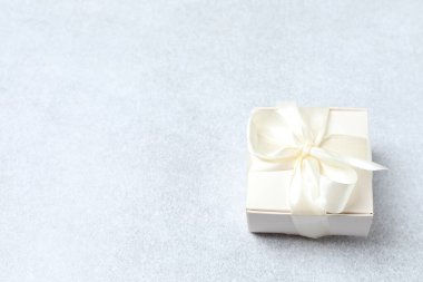 Altın kurdeleli gümüş hediye kutusu beyaz arka planda izole edilmiş ve metin için fotokopi alanı var. Yeni yıl ve doğum günü konsepti. Düz yat. üstte