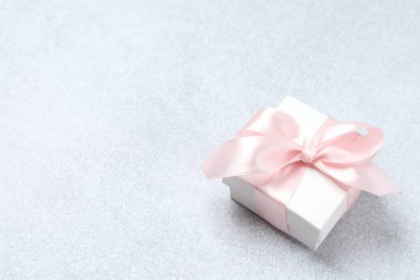 Pembe hediye kutusu beyaz bir kutuda izole edilmiş