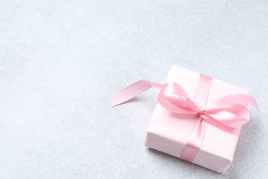 Hediye kutusu ve pembe kurdele.